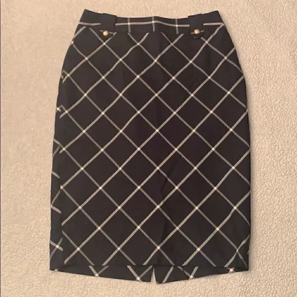 Size 0 Navy blue pencil skirt. The Limited. D1